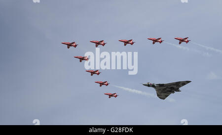 Fairford, Regno Unito - 18 Luglio 2015: British bombardiere Vulcan xh558 in volo con le frecce rosse all'Air Tattoo Foto Stock