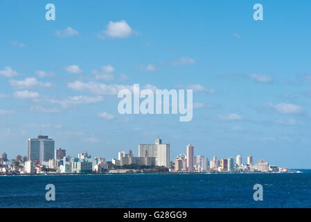 Una vista di Havana lungo il Malecón presi da El Morro Castle (fortezza). Foto Stock