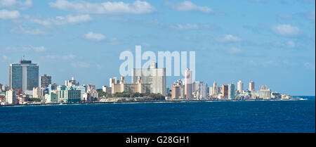 A 3 foto stitch vista panoramica di Havana lungo il Malecón presi da El Morro Castle (fortezza). Foto Stock