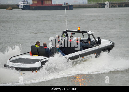 Gibbs anfibi Hundinga utility anfibio veicolo sottoposto a prove sul fiume Tamigi a Londra Foto Stock