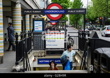 Persone uscire da Notting Hill Gate Londra la stazione della metropolitana di Londra, Regno Unito. Foto Stock