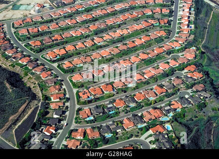 Una veduta aerea mostra fianco a fianco delle case con tetti di tegole rosse che sono stipati in questo alloggiamento dello sviluppo tra colline di San Diego County in California del Sud, Stati Uniti d'America. Tali jam-packed delle periferie sono comuni a causa della popolarità della contea meridionale dello stato e della zona eccezionalmente piacevole clima. Foto Stock