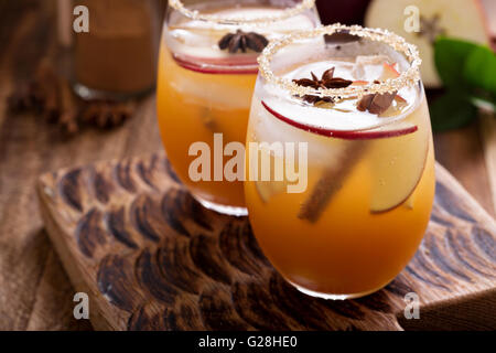 Sidro di mela cocktail con cannella Foto Stock