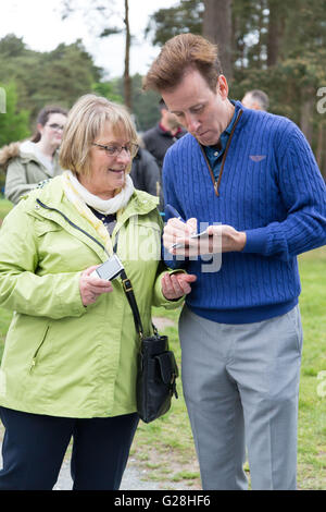 WENTWORTH, UK: Maggio, 25, 2016 Anton du Beke segni un autografo per una ventola durante la BMW PGA Celebrity Pro-Am di Wentworth. Foto Stock