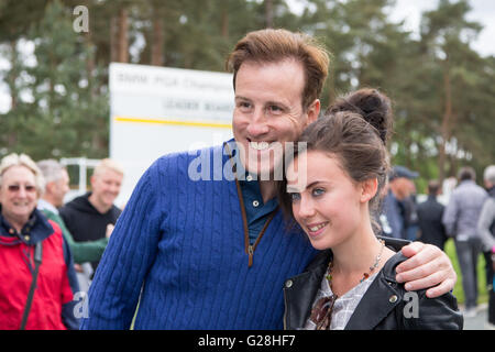 WENTWORTH, UK: Maggio, 25, 2016 Anton du Beke pone per fotografie con ventilatori durante il BMW PGA Celebrity Pro-Am di Wentworth. Foto Stock