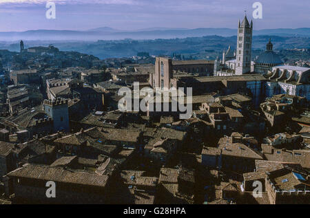 Siena con la cattedrale di Santa Maria Assunta visto dalla Torre del Mangia Foto Stock