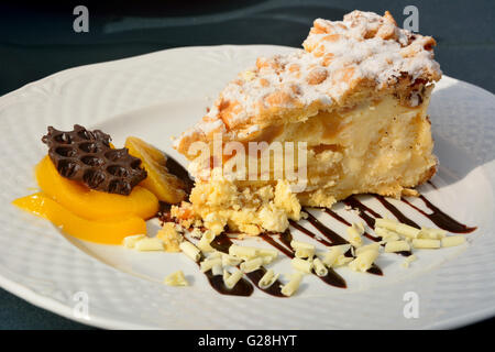 Cheesecake con pesche Foto Stock