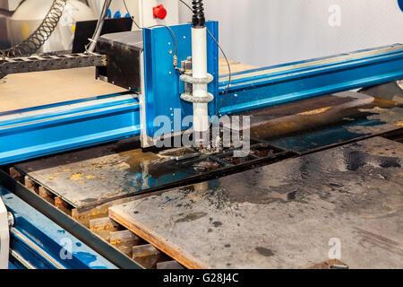 Macchina per la costante di metallo taglio laser, lavorazione metalli close up Foto Stock