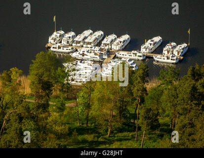 Vista aerea, pier e gite in barca sul Roblinsee in Fuerstenberg, Fuerstenberg / Havel, Meclemburgo Lake District, Germania, Europa Foto Stock