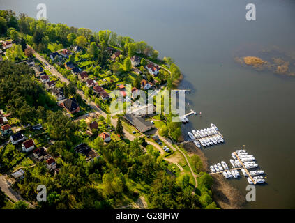 Vista aerea, pier e gite in barca sul Roblinsee in Fuerstenberg, Fuerstenberg / Havel, Meclemburgo Lake District, Germania, Europa Foto Stock