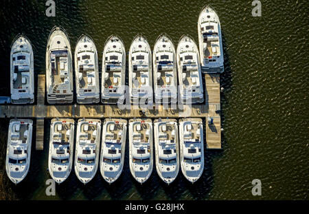 Vista aerea, pier e gite in barca sul Roblinsee in Fuerstenberg, Fuerstenberg / Havel, Meclemburgo Lake District, Germania, Europa Foto Stock