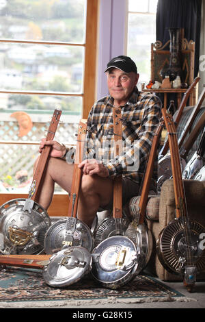 John Dixon, creatore del cappuccio del mozzo chitarre, Nelson, Nuova Zelanda Foto Stock