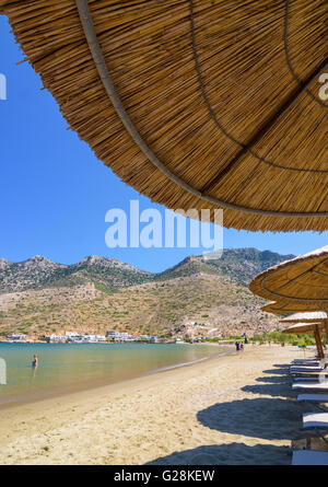 Ombrelloni e sdraio sulla spiaggia di Kamares, Kamares Town, Sifnos, Cicladi Grecia Foto Stock