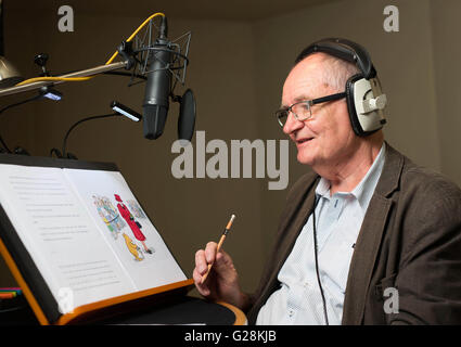 Solo uso editoriale precedentemente non sottoscritto foto datata 10/05/16 dell'attore Jim Broadbent narrare un nuovo Winnie-the-Pooh avventura che vede l'orso di poco cervello incontrare la Regina per la prima volta che è stato rilasciato per celebrare sia della loro novantesimo compleanno. Foto Stock