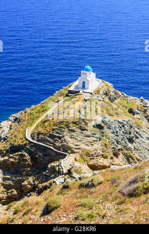 Dipinto di bianco a cupola blu chiesa dei Sette Martiri, Sifnos Island, Grecia Foto Stock