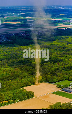 Antenna, vista aerea, pantaloni del vento in un campo vicino a Mönchengladbach, piccolo tornado, Mönchengladbach Niederrhein la Renania settentrionale-Vestfalia, Foto Stock