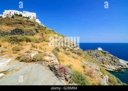 Il Kastro dipinte di bianco che si affaccia la cappella dell' EPTA Martyres, Isola di Sifnos, Cicladi Grecia Foto Stock