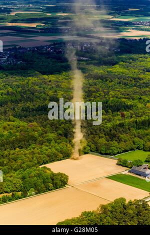 Antenna, vista aerea, pantaloni del vento in un campo vicino a Mönchengladbach, piccolo tornado, Mönchengladbach Niederrhein la Renania settentrionale-Vestfalia, Foto Stock