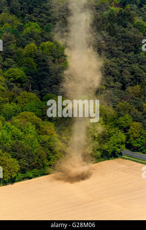 Antenna, vista aerea, pantaloni del vento in un campo vicino a Mönchengladbach, piccolo tornado, Mönchengladbach Niederrhein la Renania settentrionale-Vestfalia, Foto Stock