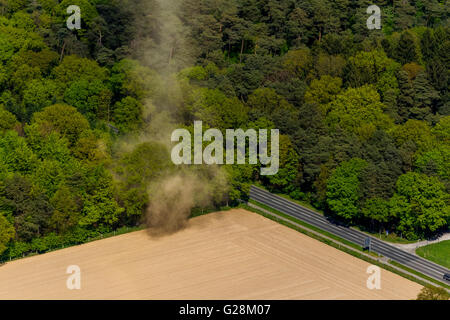 Antenna, vista aerea, pantaloni del vento in un campo vicino a Mönchengladbach, piccolo tornado, Mönchengladbach Niederrhein la Renania settentrionale-Vestfalia, Foto Stock