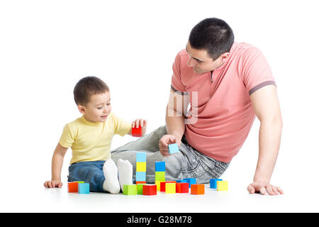 Padre e figlio giocando costruzione gioco insieme Foto Stock