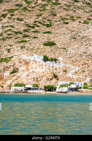 Viste di Agia Marina Chiesa affacciato sul mare, Kamares, Sifnos Island, Grecia Foto Stock