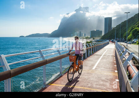 RIO DE JANEIRO - MARZO 19, 2016: Un ciclista cavalca il recentemente completato Ciclovia Tim Maia percorso per biciclette, un Olimpiadi legacy project. Foto Stock