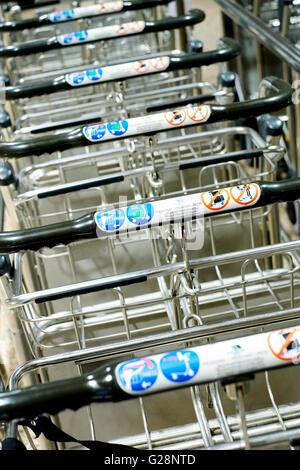 Trolley bagagli all'aeroporto di Barcellona Foto Stock