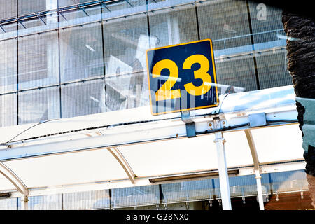 Numero di piattaforma 23 in corrispondenza della stazione vicino aeroporto Barcelona Foto Stock