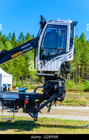 Emmaboda, Svezia - 13 Maggio 2016: la foresta e il trattore (Skog och traktor) fiera. X-driver della cabina Cabina per gru. Foto Stock