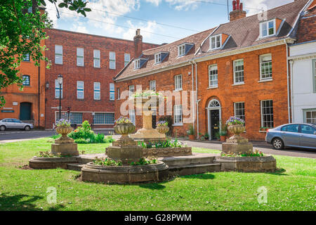 Georgian Street England, vista dell'architettura del XVIII secolo in St Mary's Square nel centro di Bury St Edmunds, Suffolk, Inghilterra, Regno Unito Foto Stock