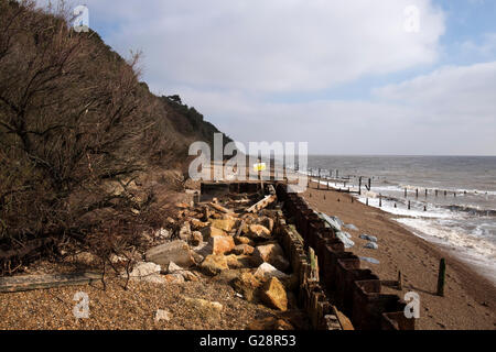 Effetti di erosione costiera, Bawdsey traghetto, Suffolk, Regno Unito. Foto Stock