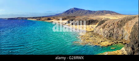 Spiaggia di sabbia e costa rocciosa con acque turchesi di Playa del Papagayo, Punta Papagayo, Playa Blanca, Lanzarote Foto Stock