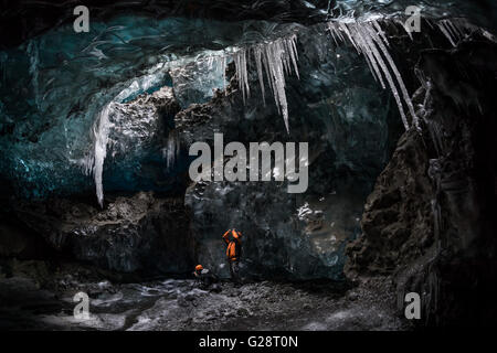 I turisti fotografare in una caverna di ghiaccio, Vatnajokull, Islanda Foto Stock