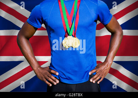 Immagine composita del ritratto di atletica torace uomo azienda medaglie d oro Foto Stock