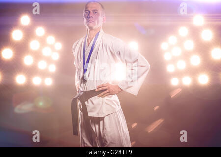 Immagine composita del fighter in posa con medaglia intorno al suo collo Foto Stock