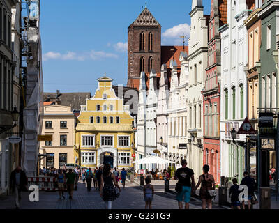 San Nikolai chiesa e facciate in street Krämerstrasse, Wismar in Germania Foto Stock