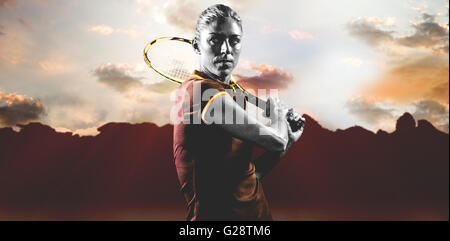 Immagine composita del giocatore di tennis giocando a tennis con una racchetta Foto Stock