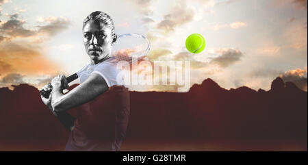 Immagine composita del giocatore di tennis giocando a tennis con una racchetta Foto Stock