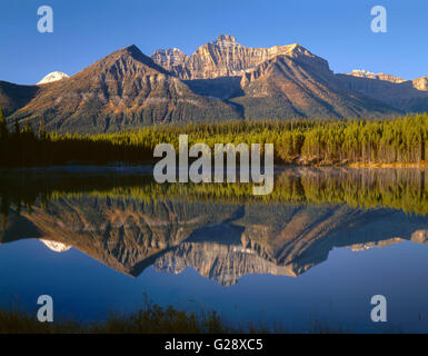 Canada, Alberta, il Parco Nazionale di Banff, la mattina presto luce sulla gamma di prua si riflette nel lago di Herbert. Foto Stock