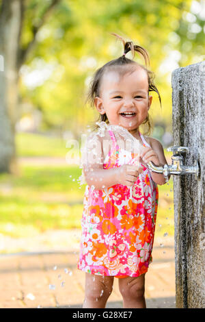 Kid giocando in un parco della città Foto Stock