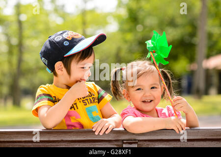 Bambini che giocano in un parco della città Foto Stock