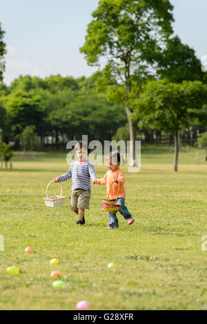 Bambini che giocano in un parco della città Foto Stock