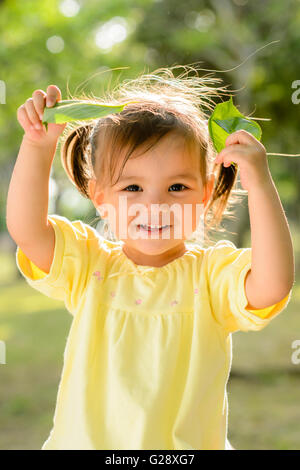 Kid giocando in un parco della città Foto Stock