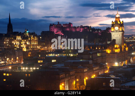 Edimburgo, Scozia skyline al tramonto Foto Stock