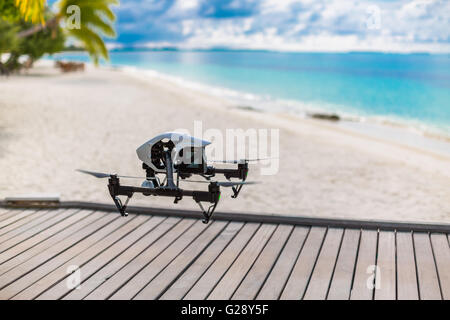 Flying drone con telecamera installata presso la spiaggia. Palme e la laguna blu Foto Stock