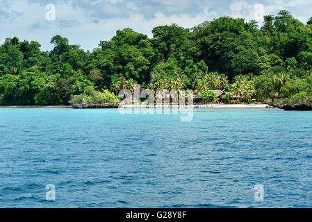 Bella spiaggia tropicale sull'isola di Bomba. Isole Togean o isole Togian nel Golfo di Tomini. Sulawesi centrali. Indonesia Foto Stock