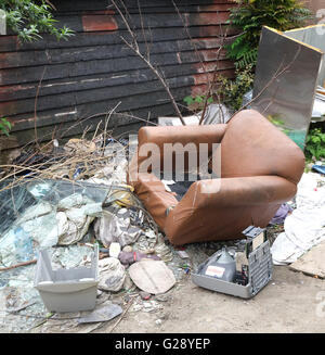 Di rifiuti oggetto di pratiche di dumping su strada a Cardiff, Maggio 2016 Foto Stock