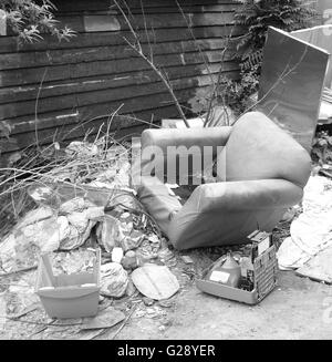 Di rifiuti oggetto di pratiche di dumping su strada a Cardiff, Maggio 2016 Foto Stock