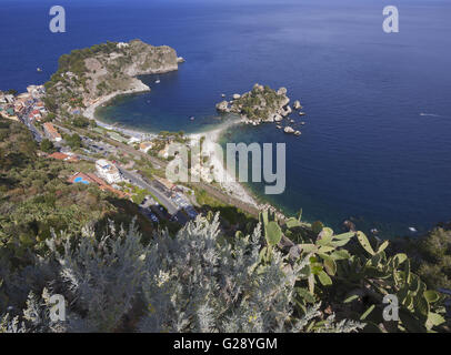 Taormina, Sicilia: Isola Bella (bellissima isola) visto dal di sopra Foto Stock